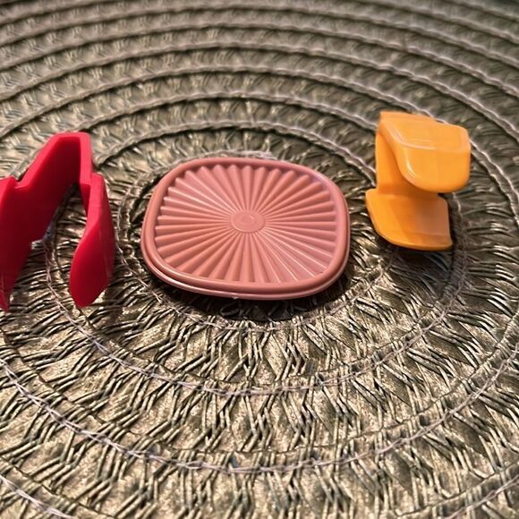 NWOT vintage 1980’s Tupperware 2 strawberry hullers 1 magnet - Picture 4 of 4